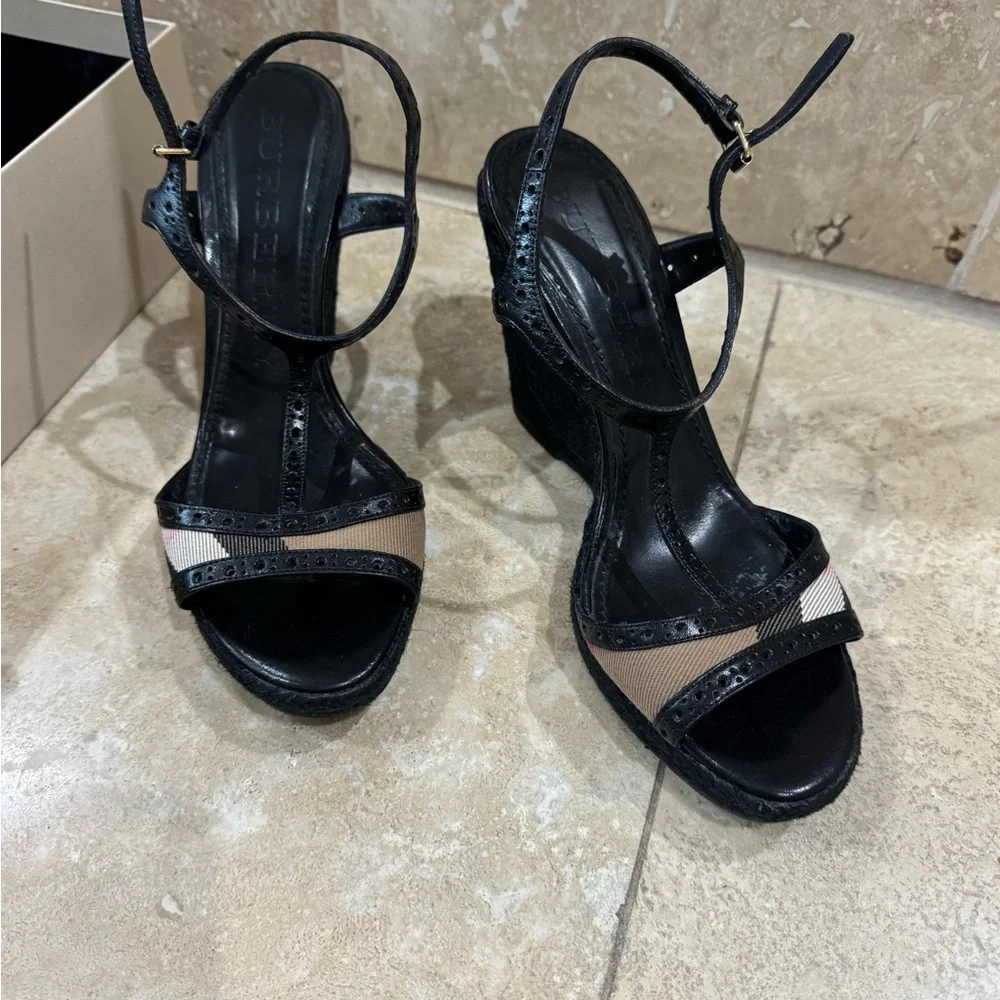 Burberry Black and Cream Heels Sophisticated Design - Picture 8 of 10